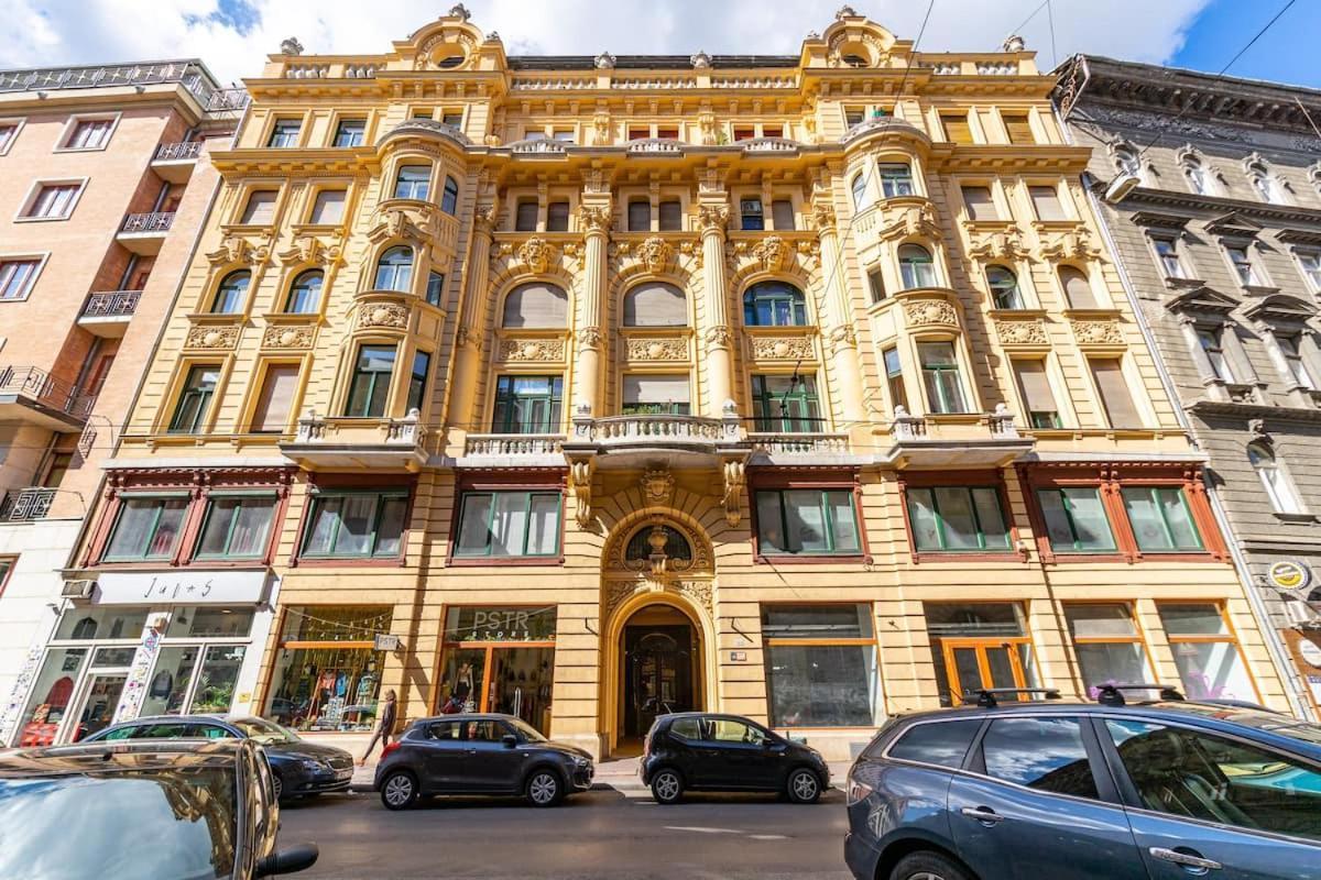 Uhu's Golden Soho Apartment