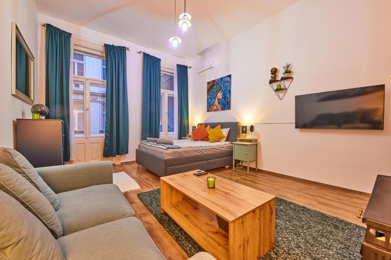 Uhu's Golden Soho Apartment Budapest